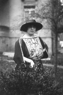 Lady in elegant 1920s dress and wide-brimmed hat .