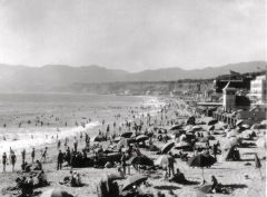 Santa Monica Beach 1929: filled with sunbathers and swimmers.